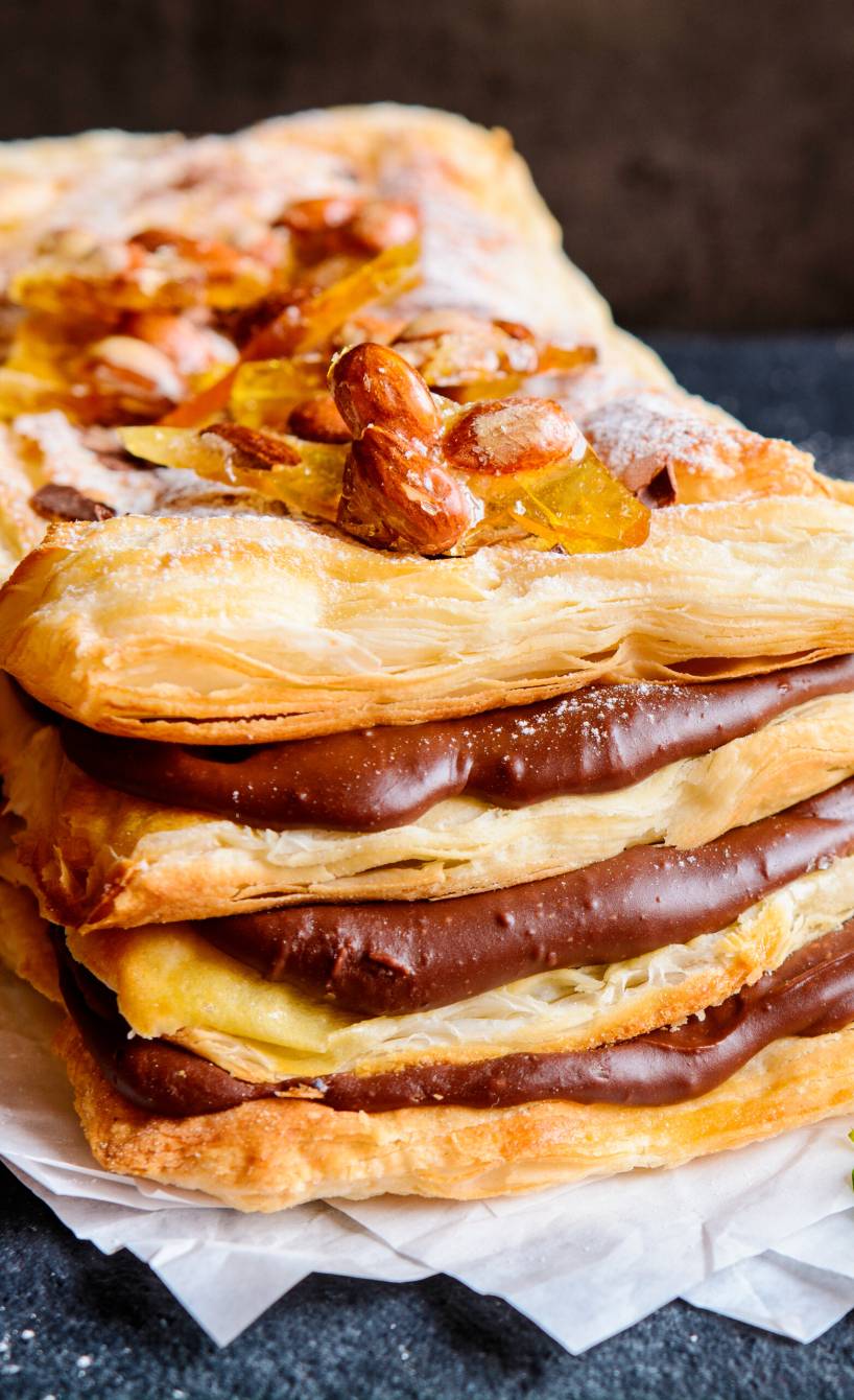 Blätterteigtorte mit Kaffee-Schokoladencreme und karamellisierten Mandeln