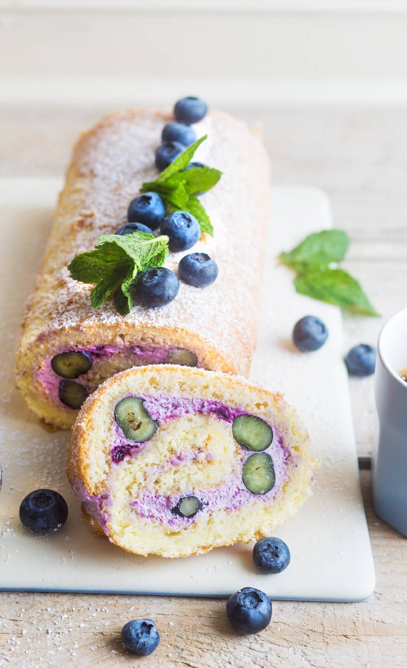 Blaubeer-Biskuitrolle