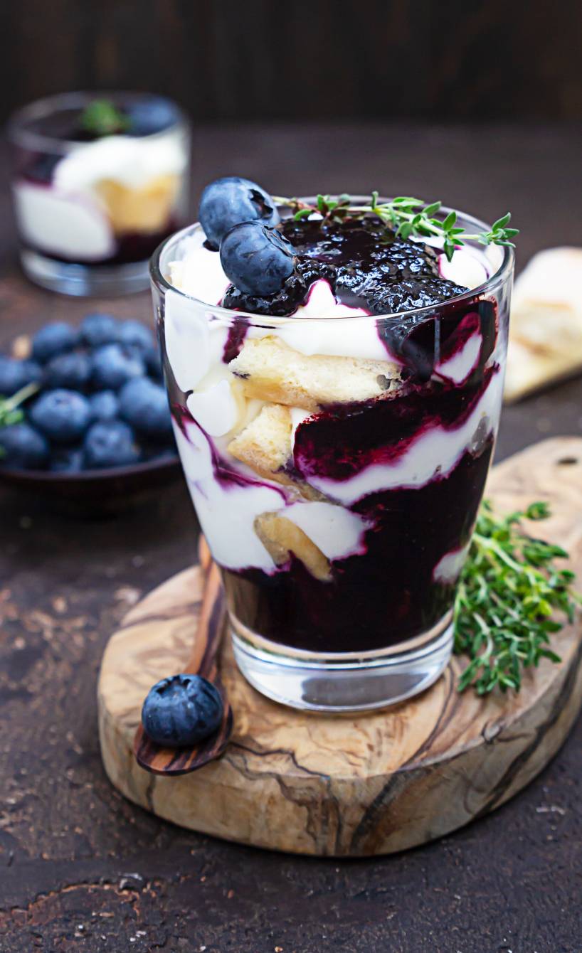 Blaubeer-Mascarpone-Schichtdessert mit Thymian