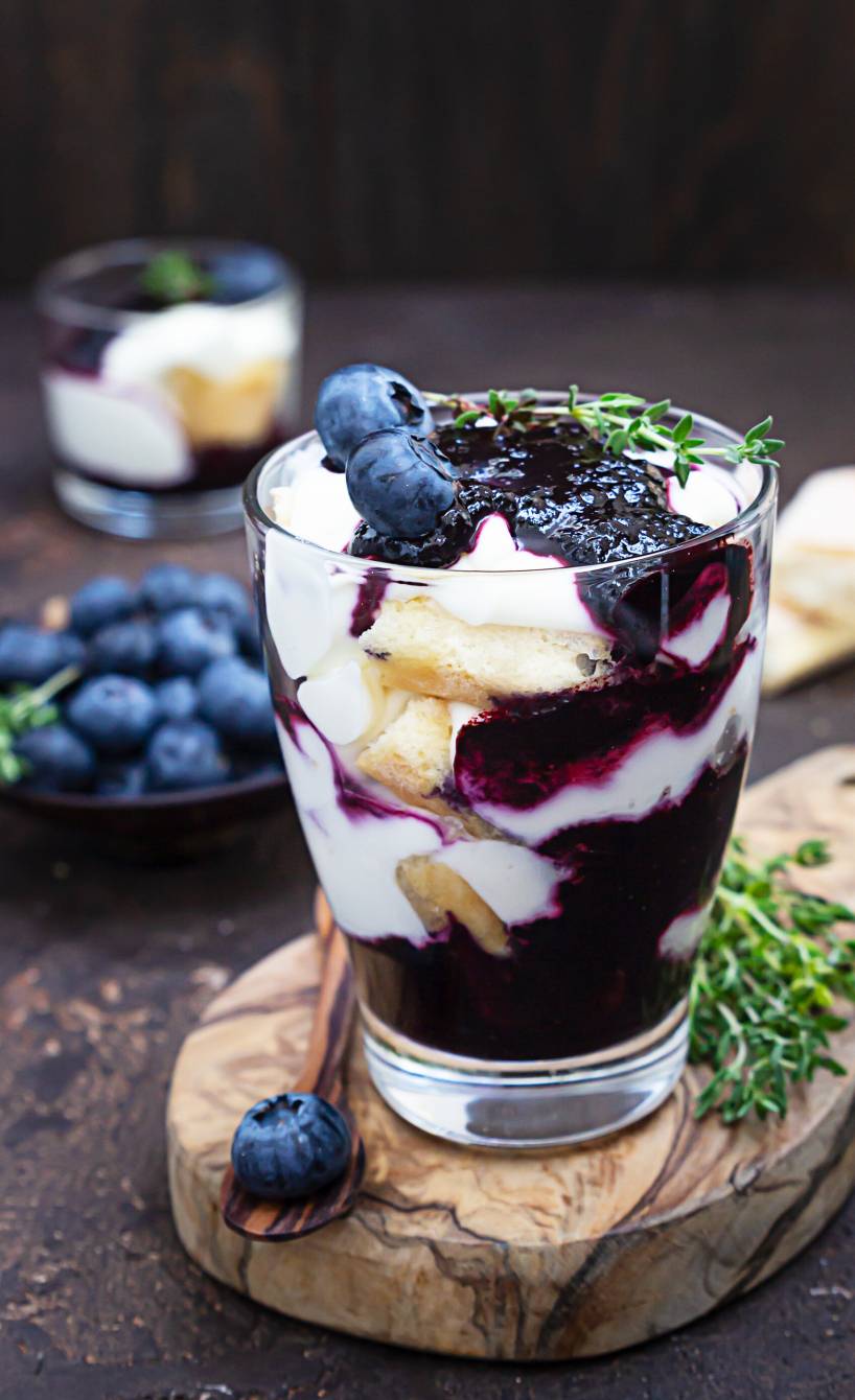 Blaubeer-Mascarpone-Schichtdessert mit Thymian
