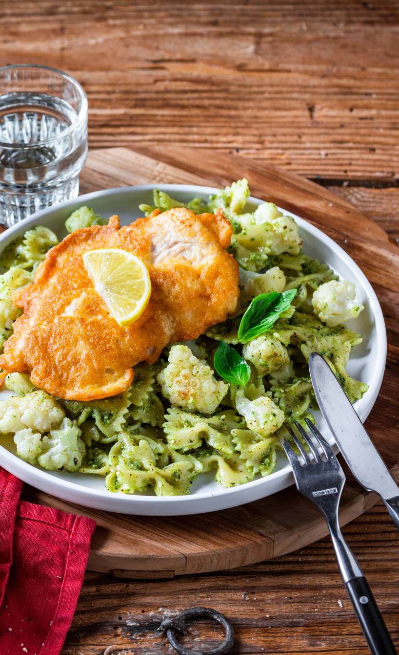 Blumenkohl-Pesto-Farfalle mit Hähnchenpiccata