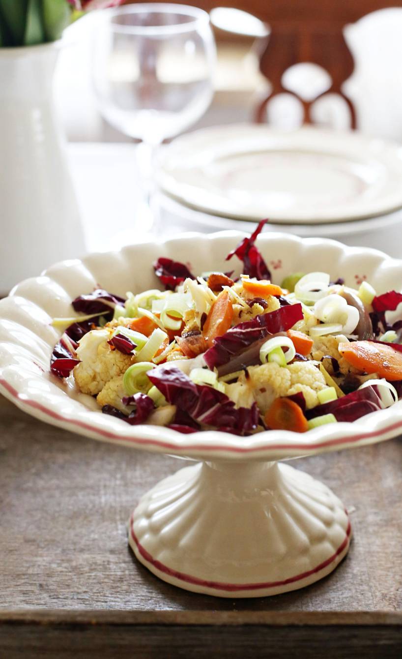 Blumenkohlsalat mit Radicchio, Rosinen und Frühlingszwiebeln