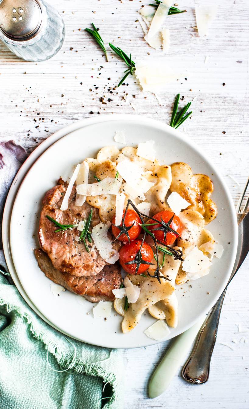 Bohnen-Ravioli mit Kalbsschnitzel und Kirschtomaten