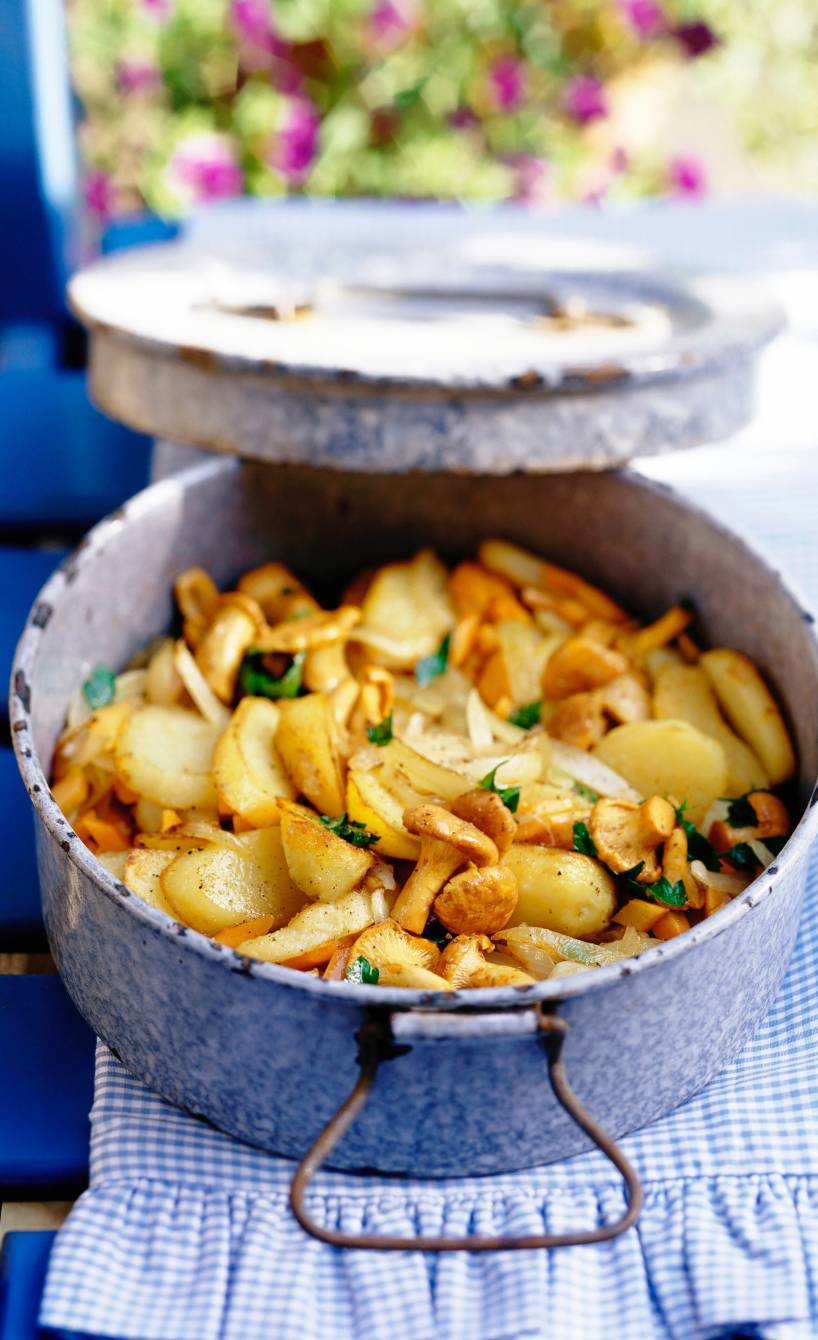 Bratkartoffeln mit Pfifferlingen und Zwiebeln in einer Pfanne