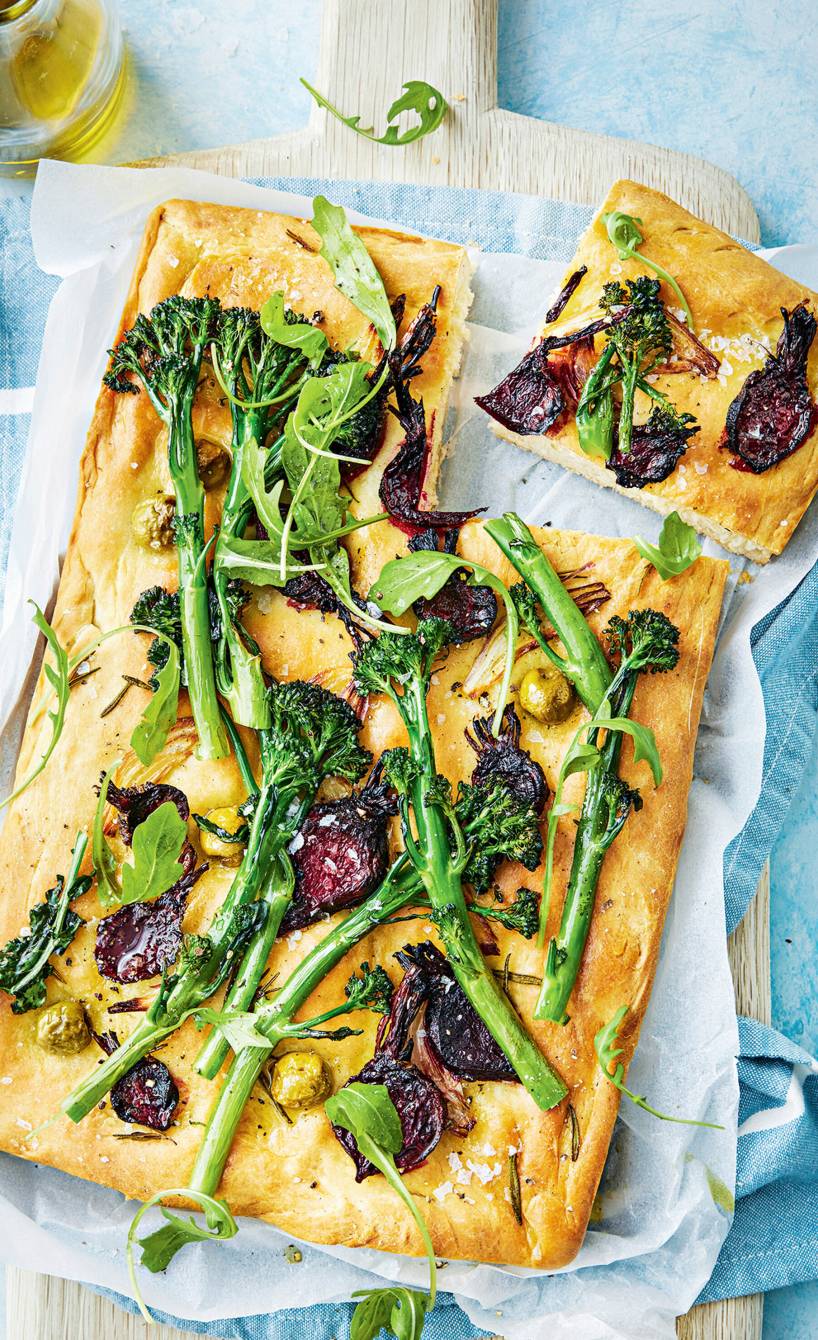 Vegane Focaccia mit Brokkoli und Roter Bete angeschnitten auf einem Holzbrett