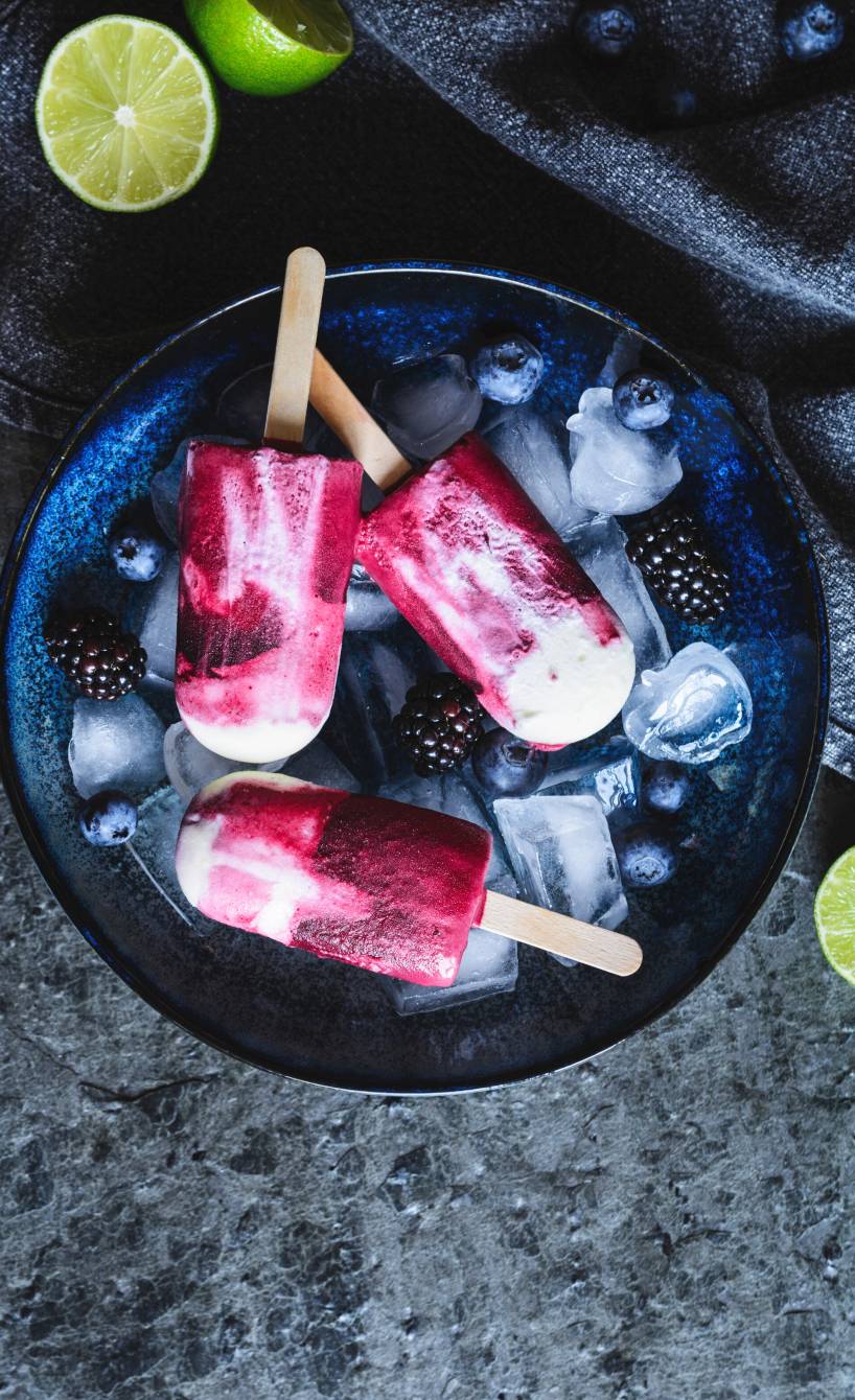 Brombeer-Limetten-Eis am Stiel
