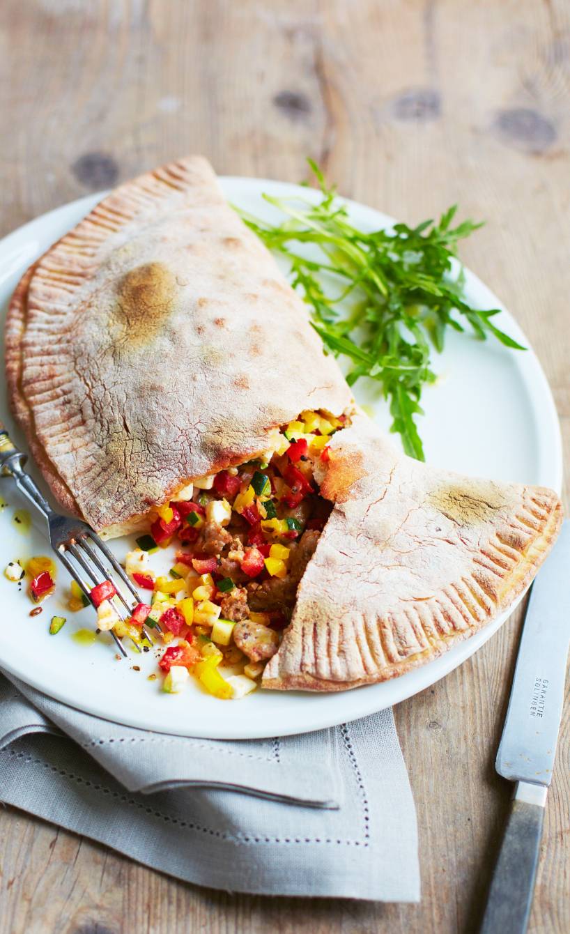 Bunt gefüllte Calzone