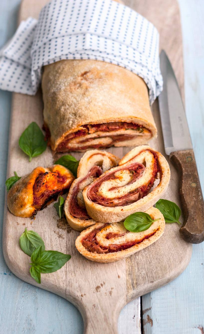 Bunt gefüllte Pizzarolle