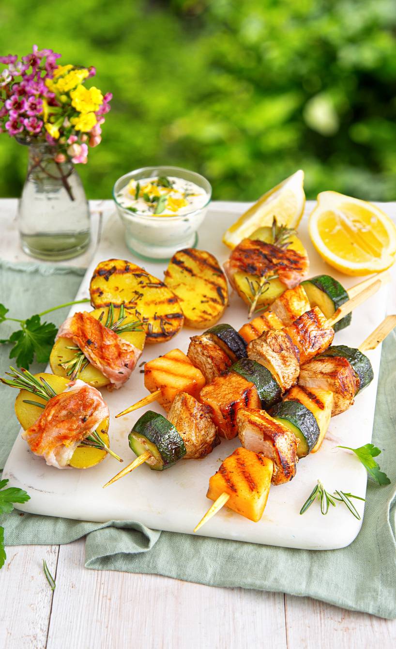 Bunte Hähnchenspieße und Pancettakartoffeln vom Grill