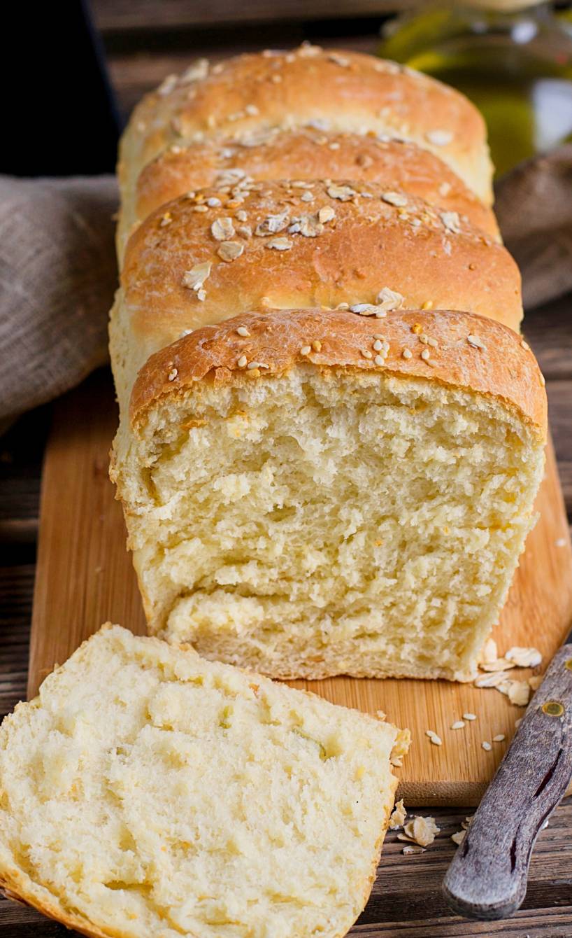 Buttermilchbrot angeschnitten auf einem Holzbrett
