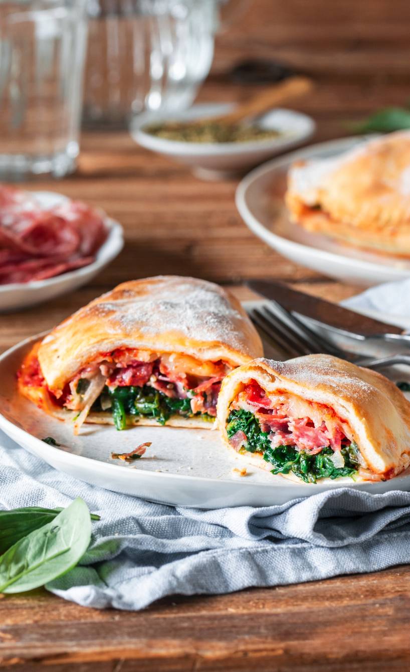 Calzone mit Salami und Spinat
