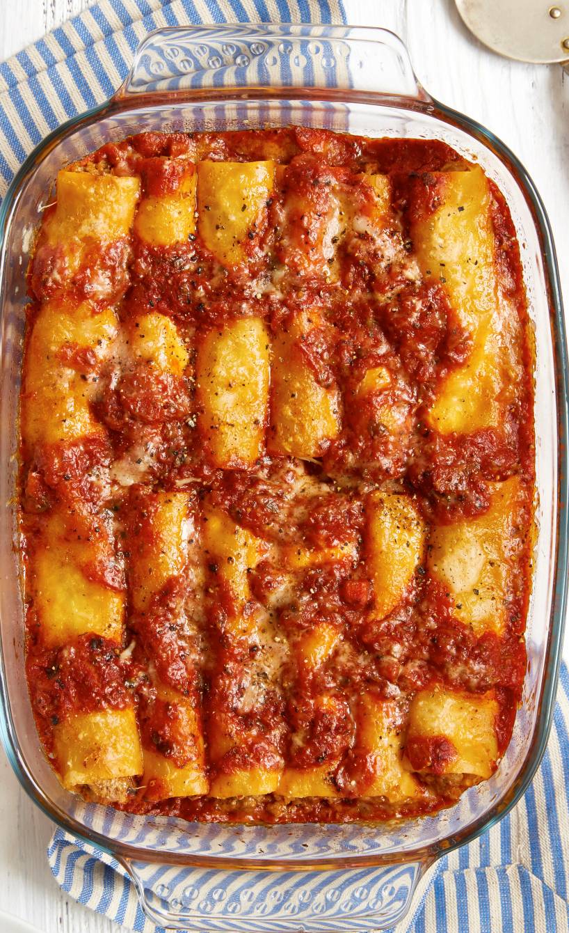 Gefüllte Canneloni mit Hackfleisch in einer Auflaufform auf einem Tisch
