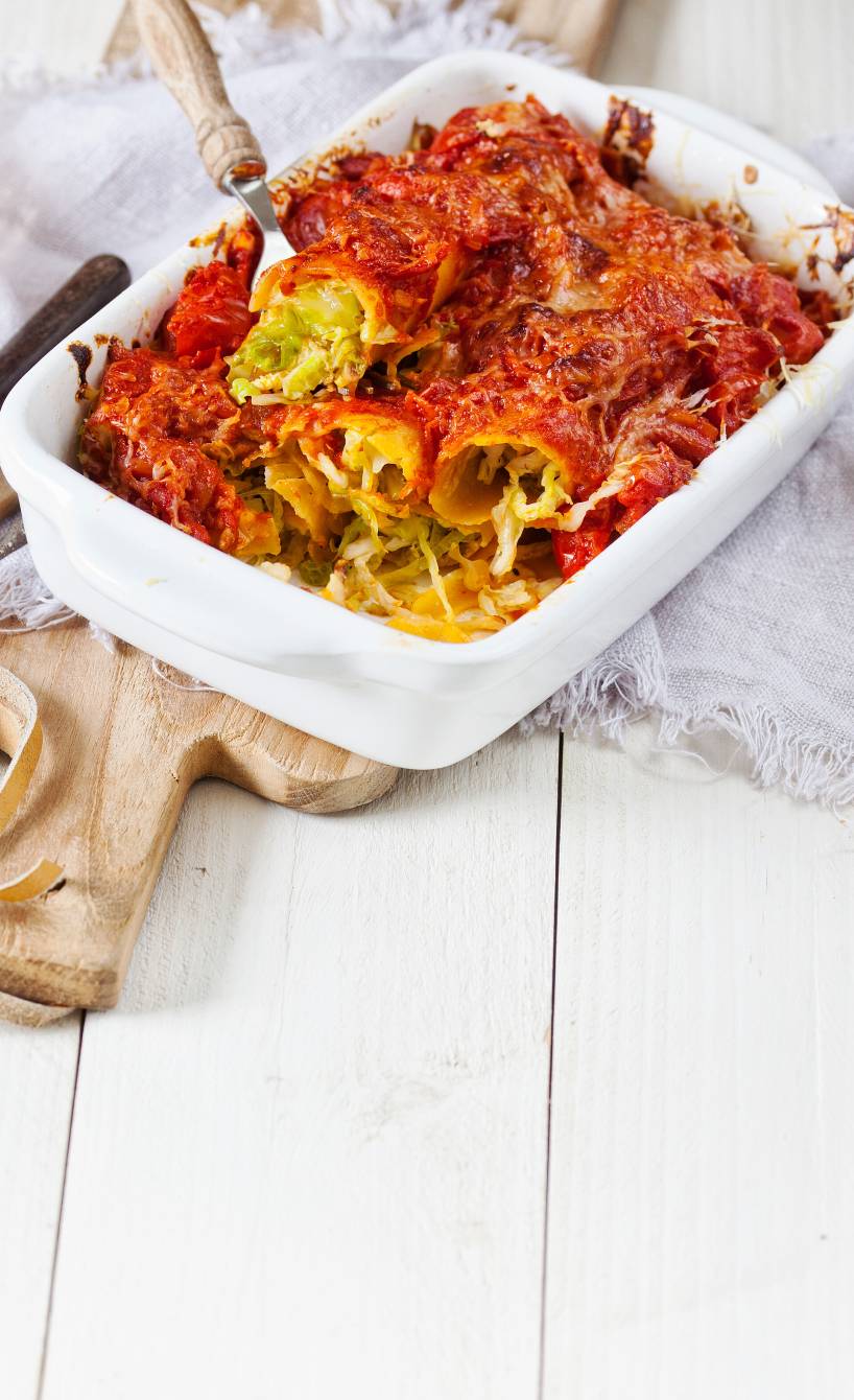 Auflauf aus Cannelloni mit Wirsingfüllung und Käsekruste auf einem Tisch