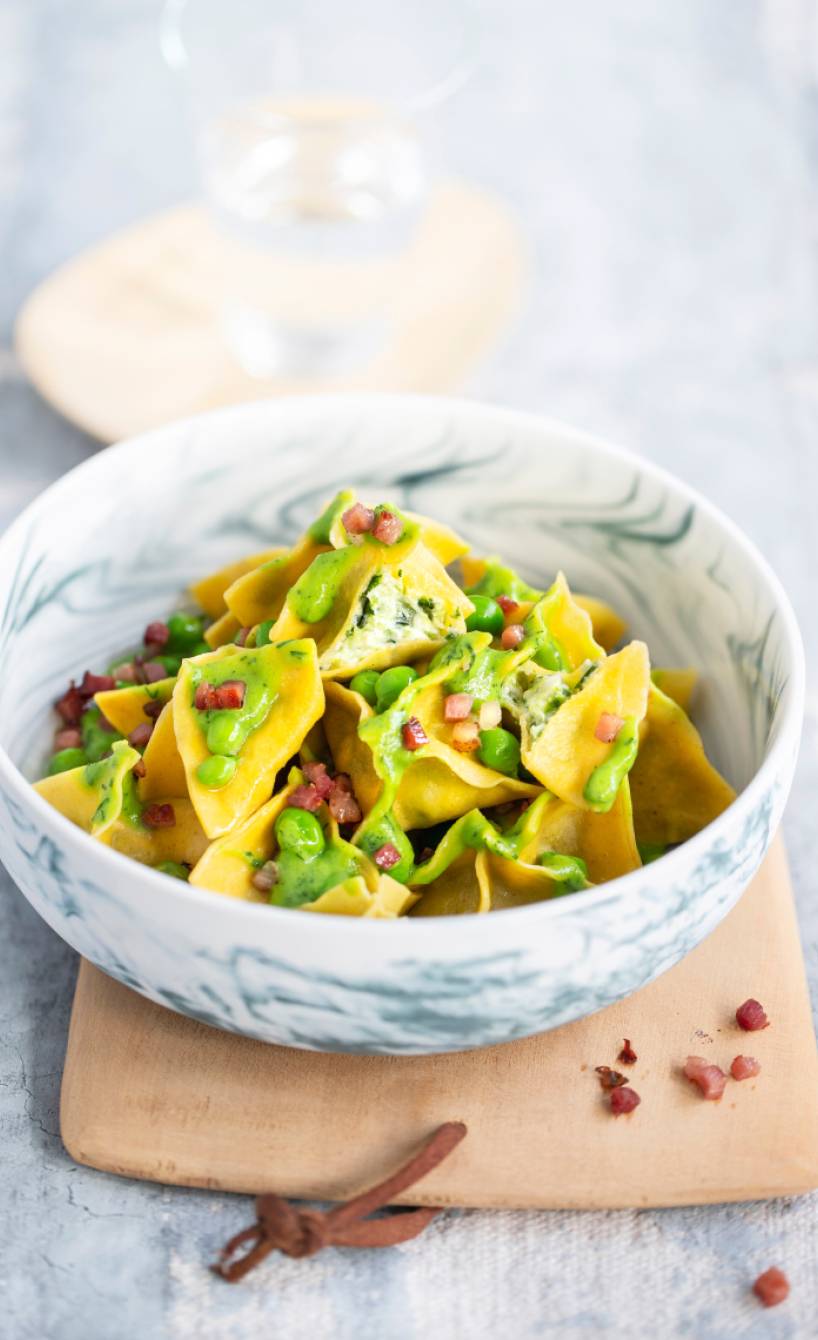 Cestini mit Ziegenkäse-Zucchini-Füllung, Erbsen und Pancetta