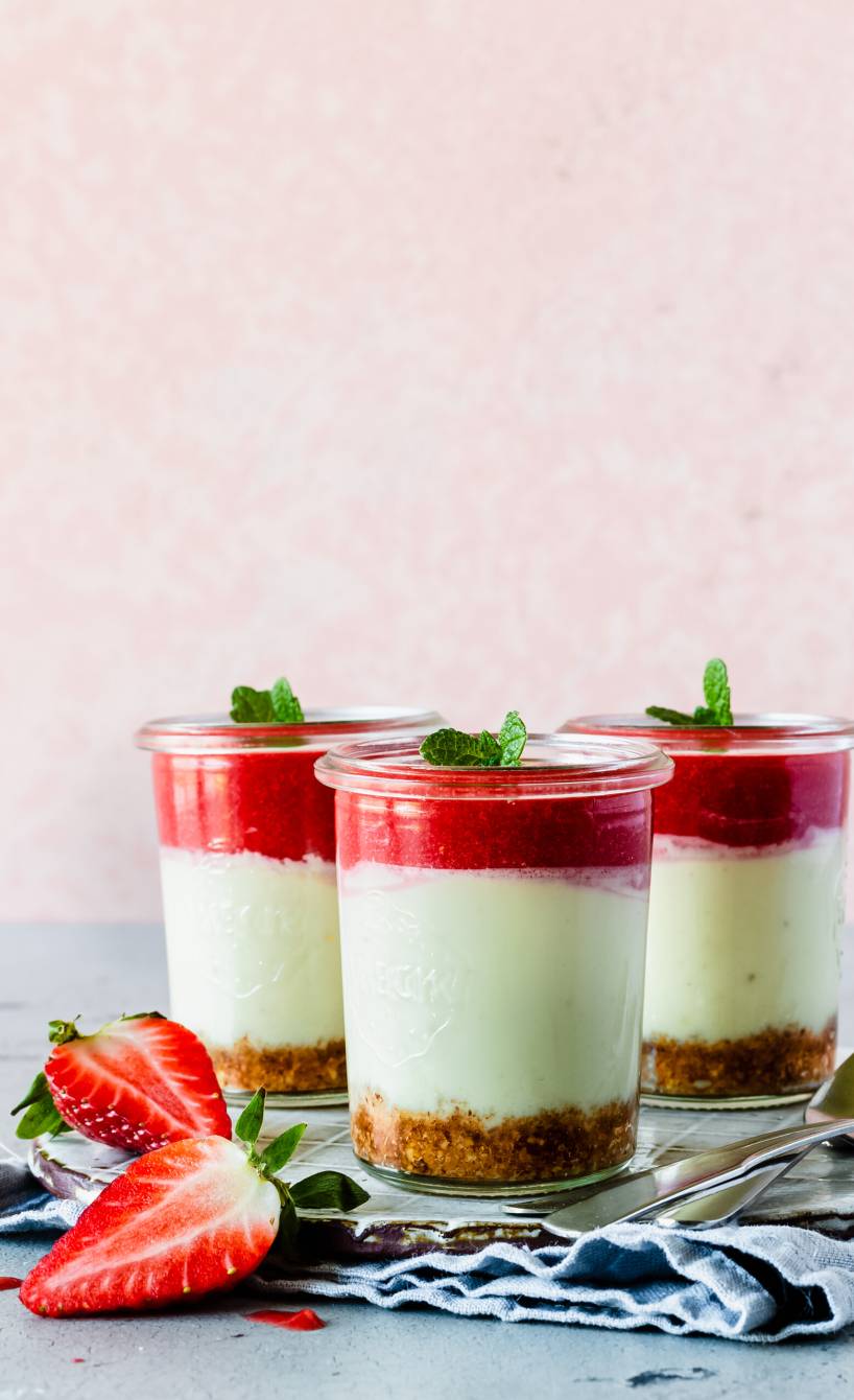 Einfacher Cheesecake im Glas mit frischer Erdbeersoße | SoIsstItalien Einfacher Cheesecake im Glas mit frischer Erdbeersoße | SoIsstItalien