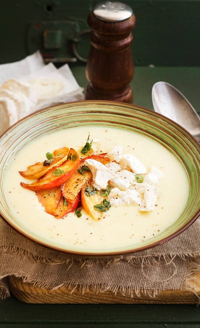 Lauchsuppe in einem tiefen Teller getoppt mit mit Apfel und Ziegenkäse