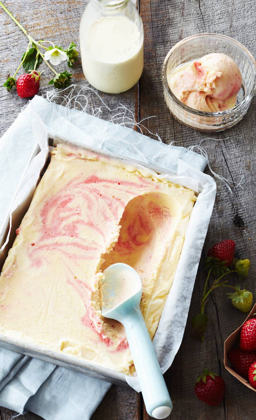 Cremiges Vanilleeis mit Erdbeerpüree