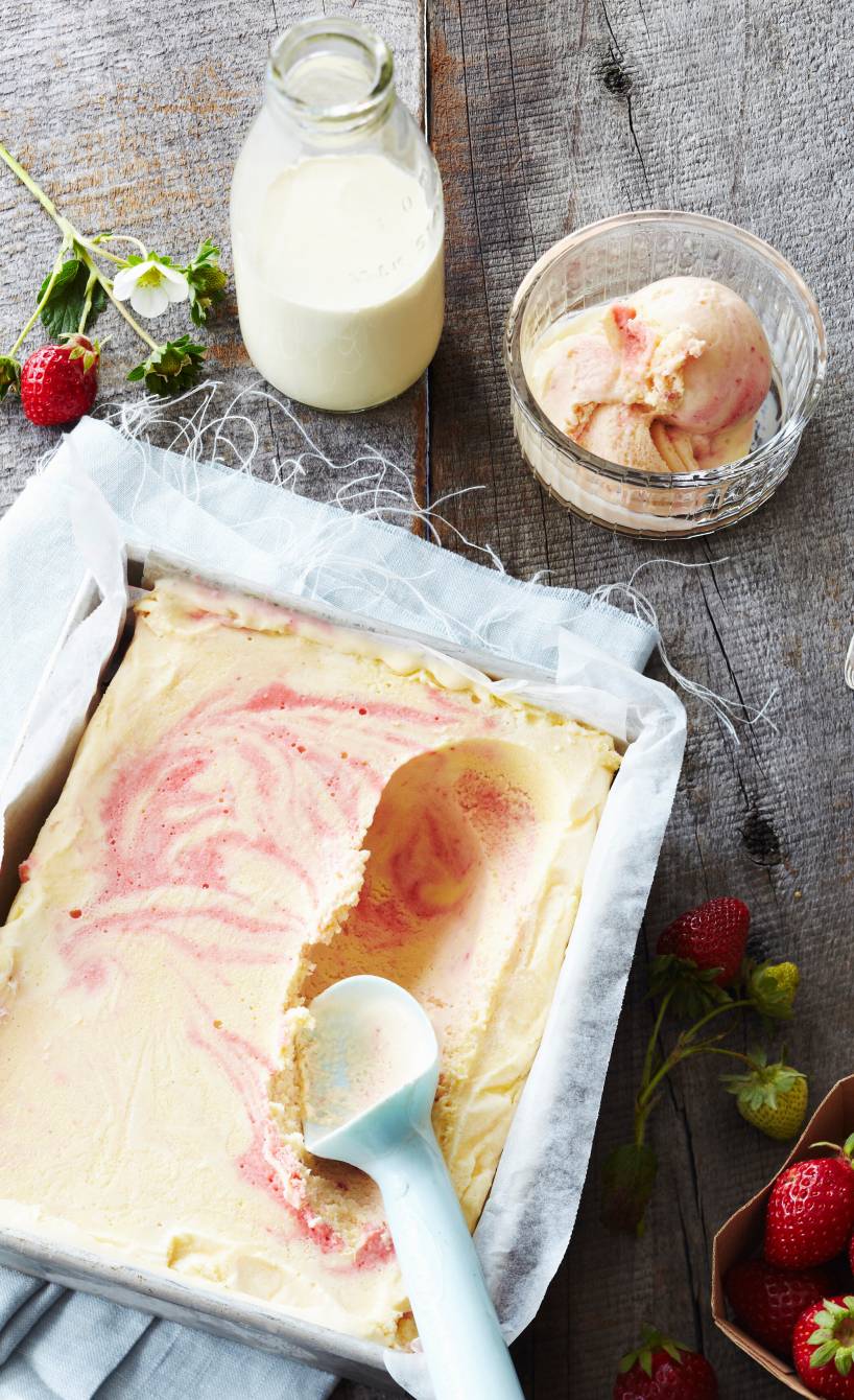 Cremiges Vanilleeis mit Erdbeerpüree