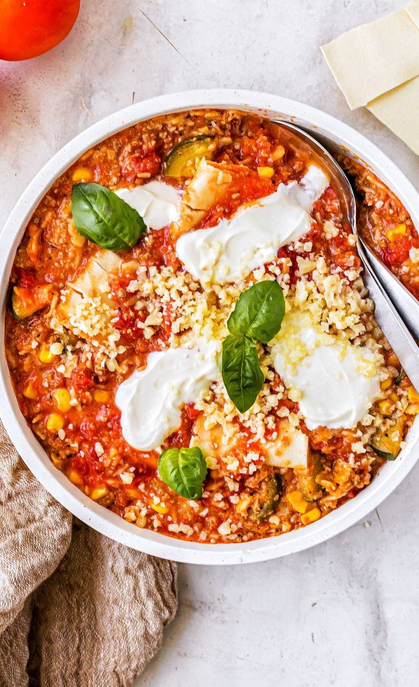 One-Pot-Lasagne von oben auf einem Tisch