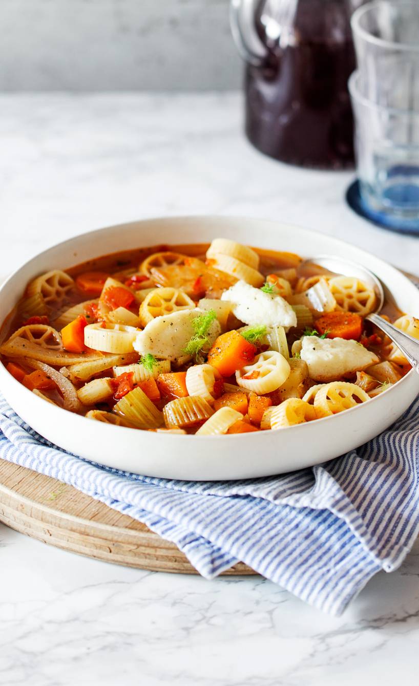 Winter-Minestrone in einer Suppenschüssel mit Einlage aus mit Rotelle-Nudeln und Pecorino-Grießnocken