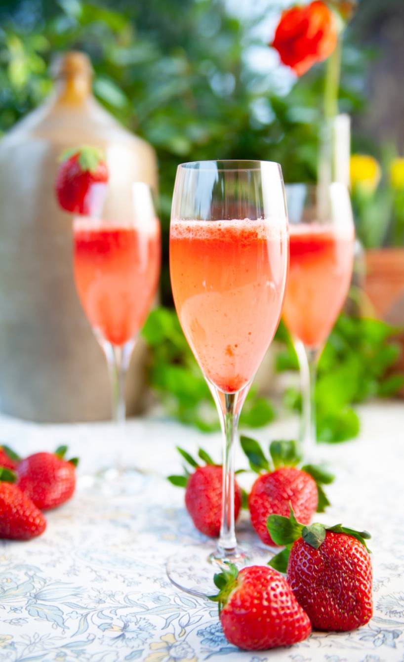 Spritziger Erdbeer-Basilikum-Prosecco | SoIsstItalien Spritziger Erdbeer-Basilikum-Prosecco | SoIsstItalien