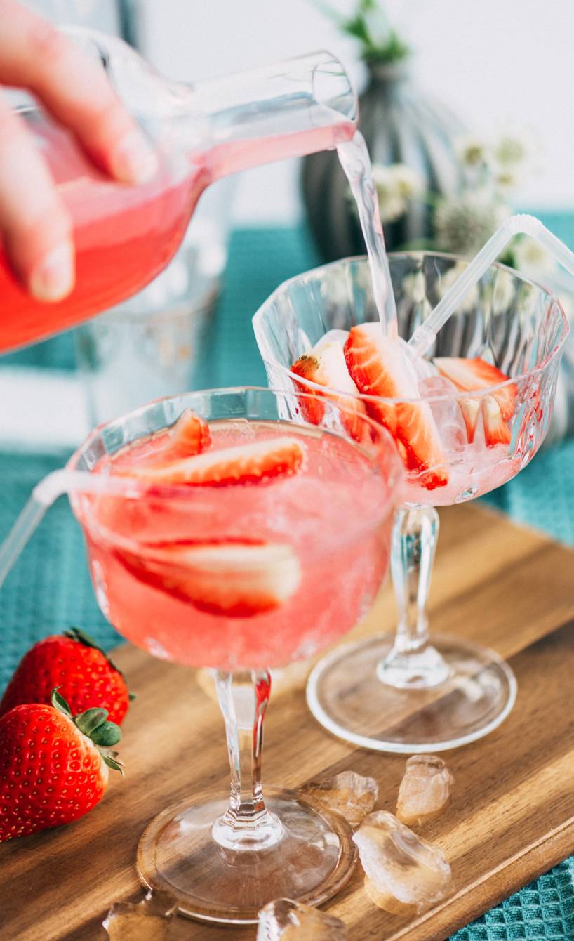 Erfrischender Erdbeer-Campari-Cocktail mit Prosecco | SoIsstItalien