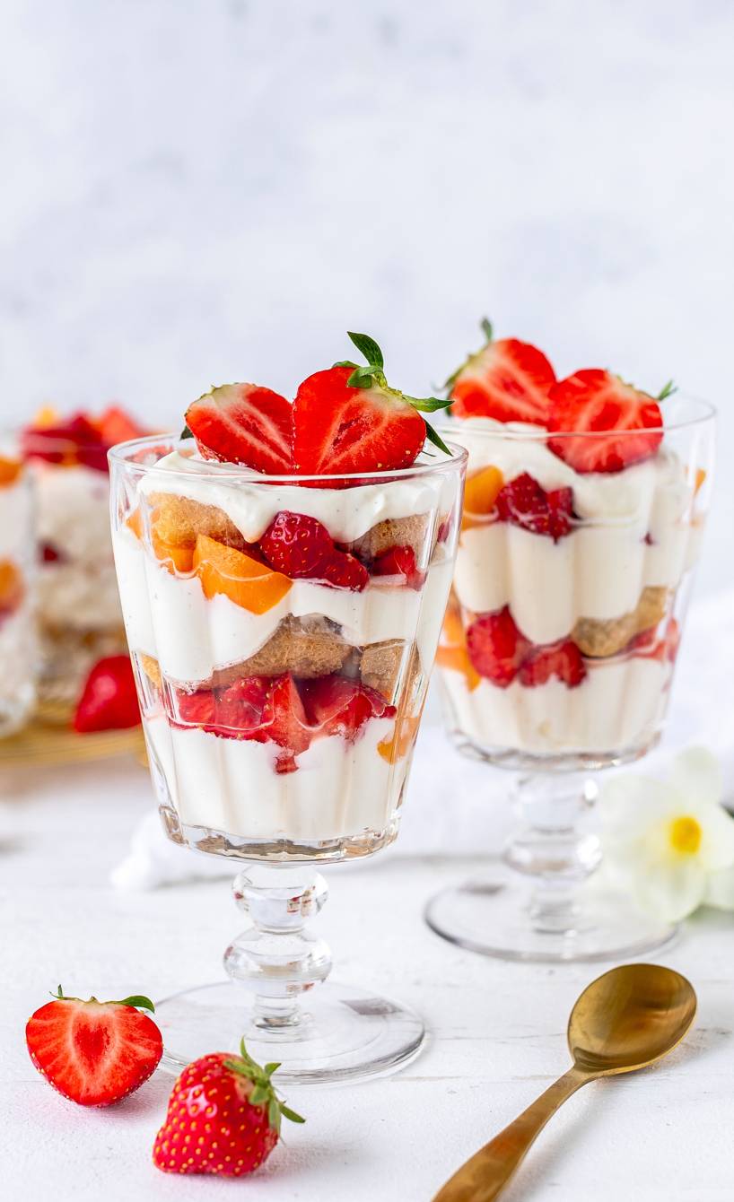 Erdbeer-Pfirsich-Tiramisu im Glas