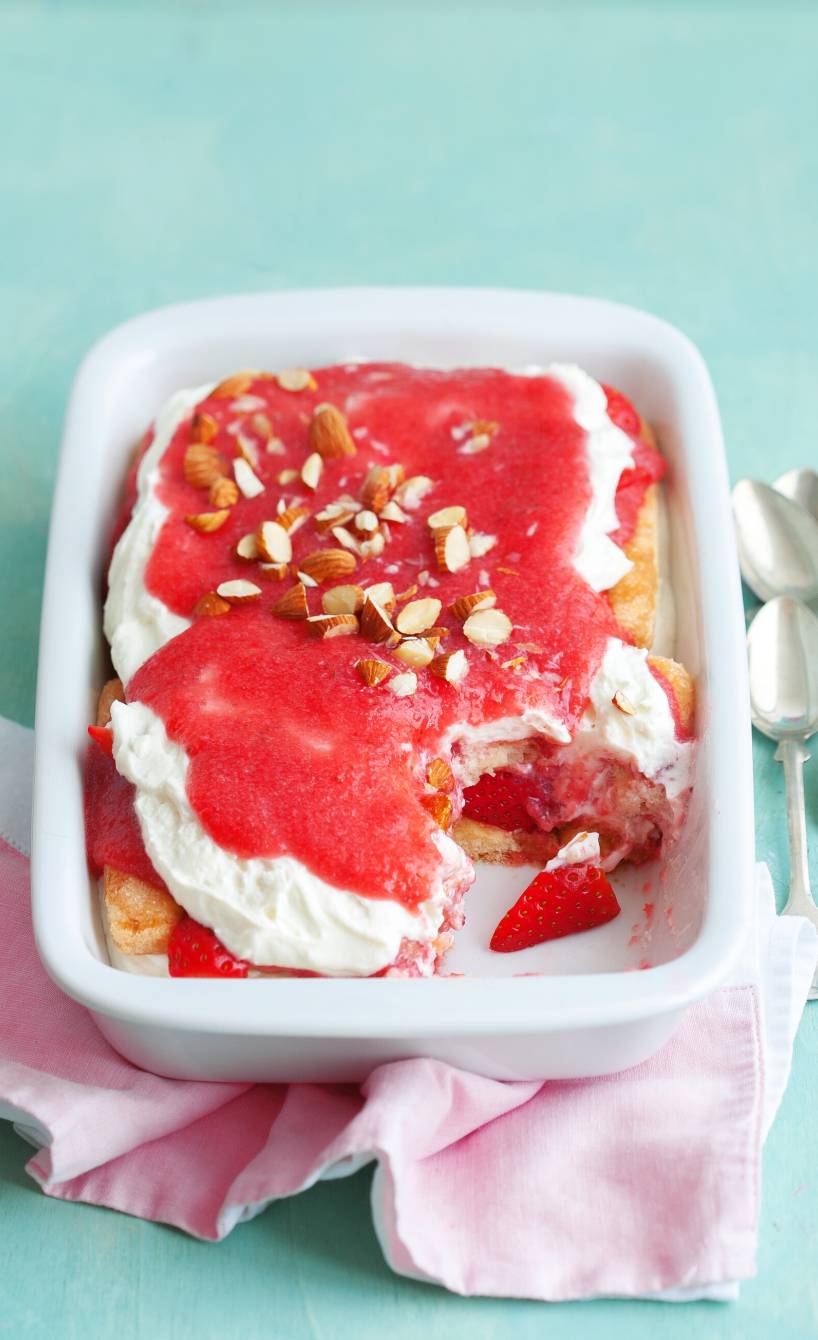 Erdbeertiramisu getoppt mit Quarkcreme angeschnitten auf einem Tisch
