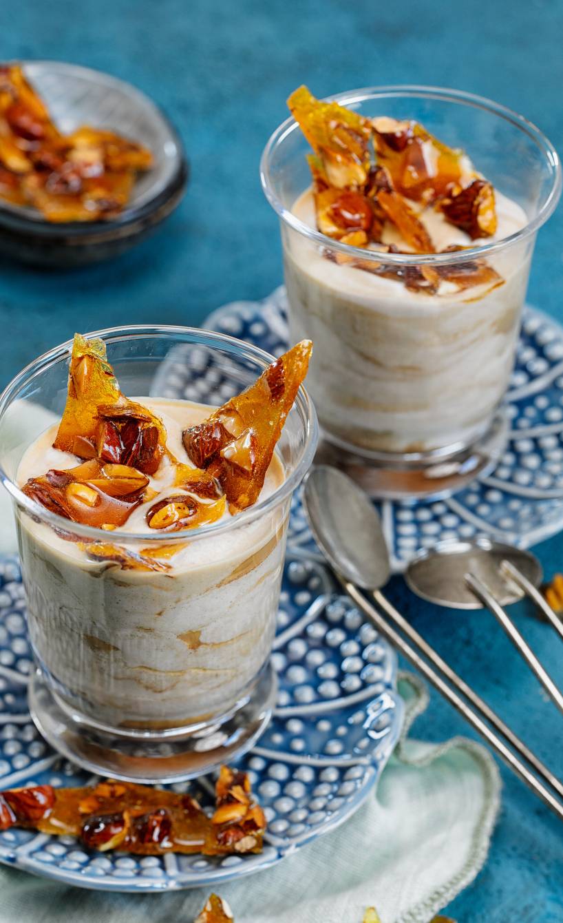 Espresso-Mascarponecreme in mehreren Dessertgläsern angerichtet getoppt mit karamellisierten Mandeln