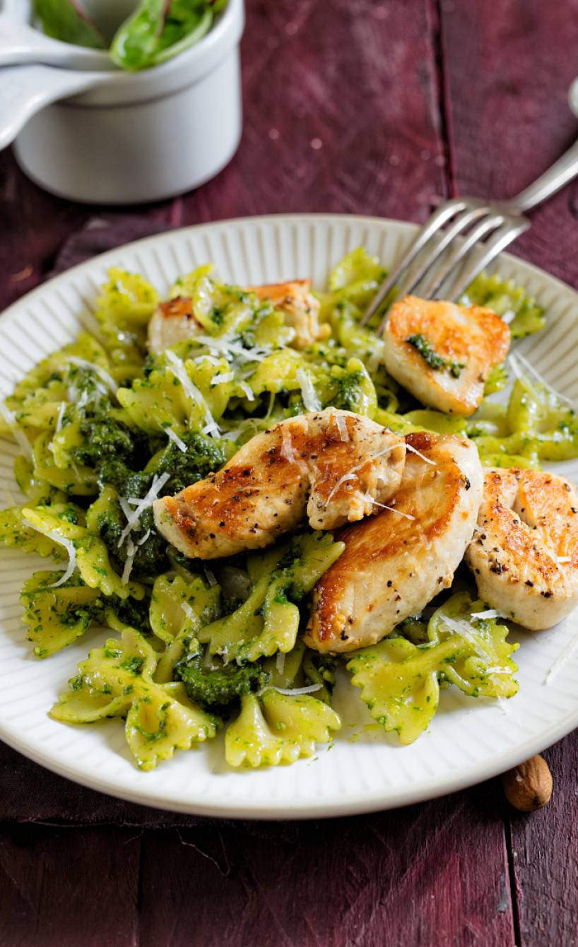 Farfalle mit Mangoldpesto und Hähnchenbrust