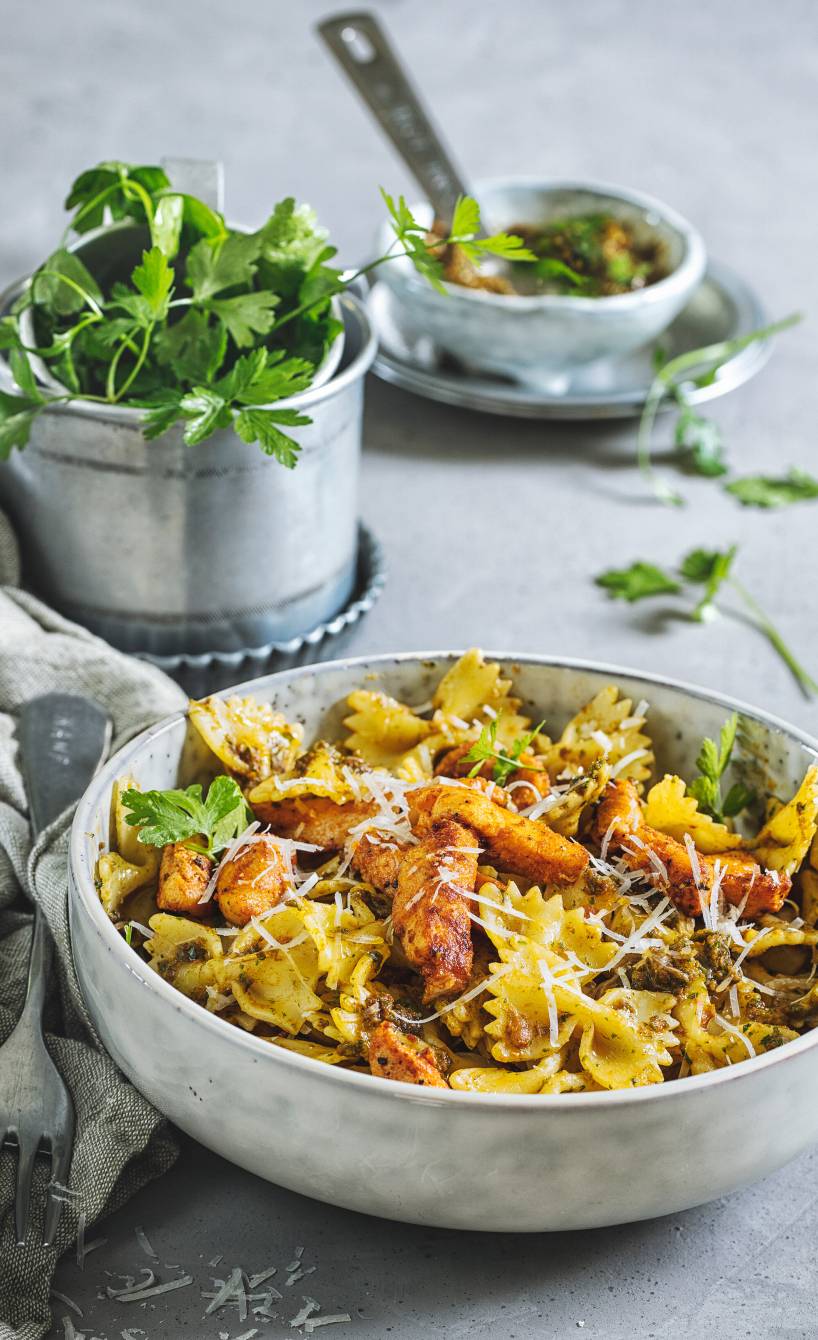 Farfalle mit rotem Pesto und Hähnchenstreifen