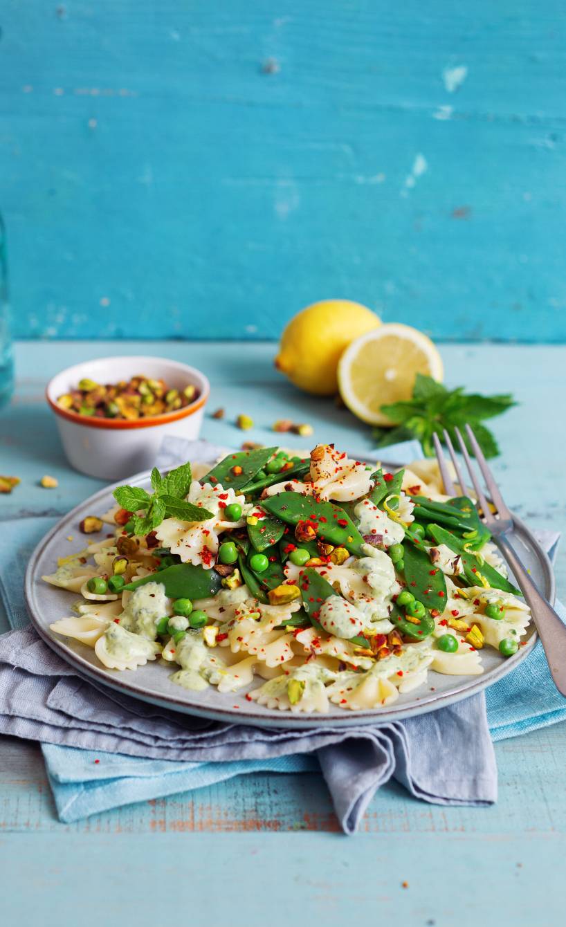 Farfalle mit Zitronensoße, Zuckerschoten und Erbsen