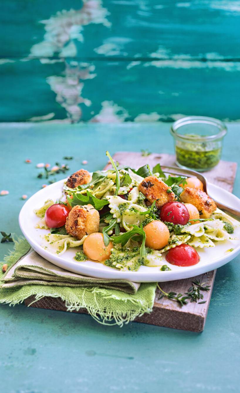 Farfallesalat mit Rucolapesto und gebratenem Polenta-Hähnchen