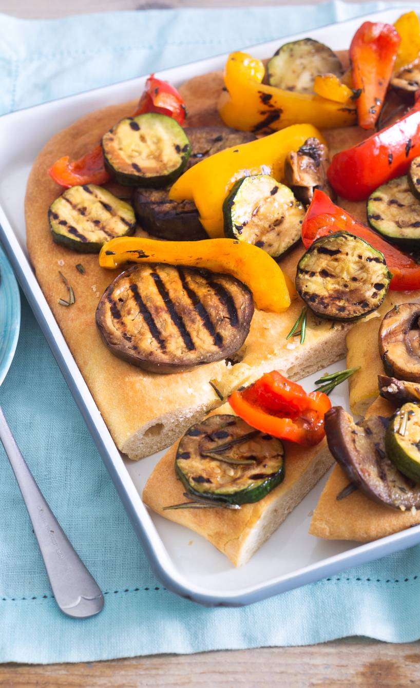 Focaccia mit buntem Antipasti-Gemüse