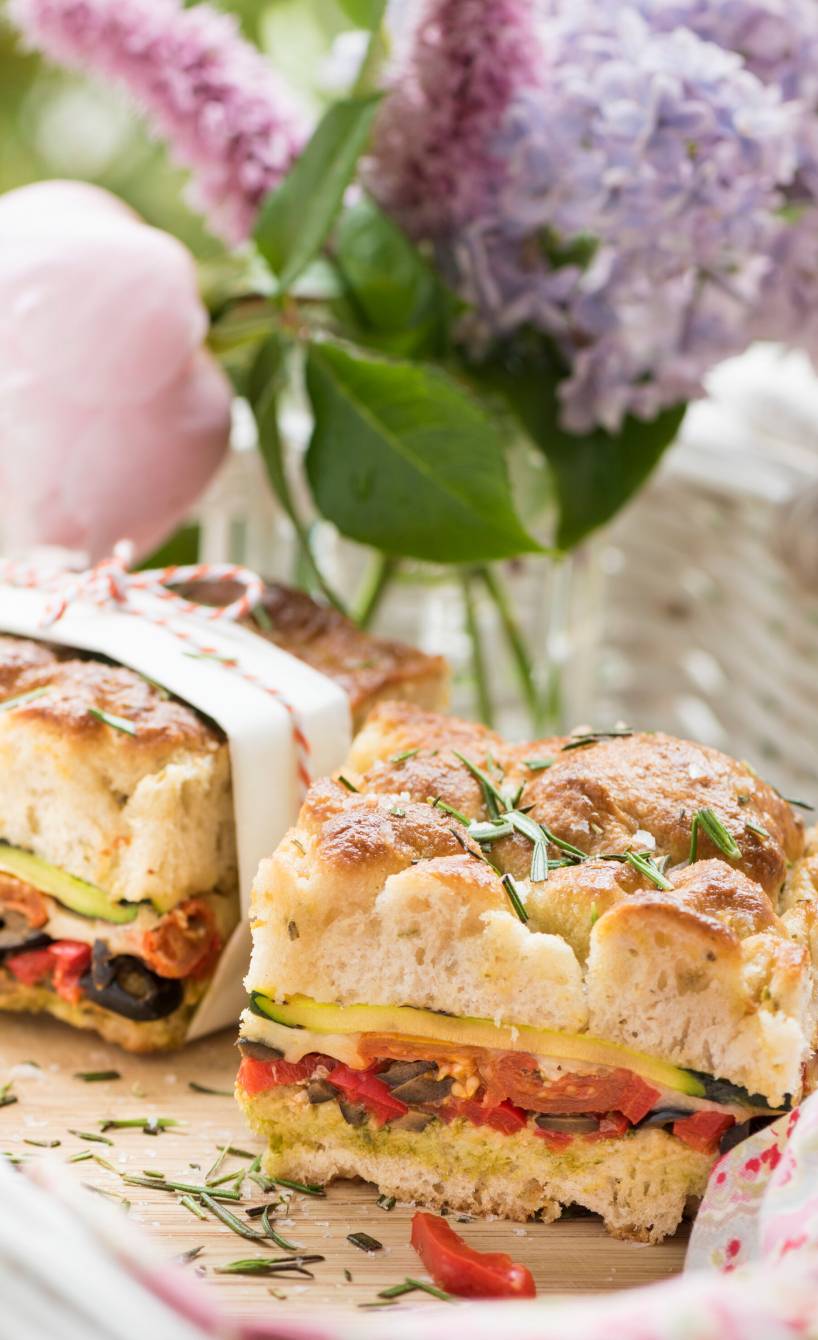 Focaccia mit Zucchini, Tomaten & Oliven gefüllt