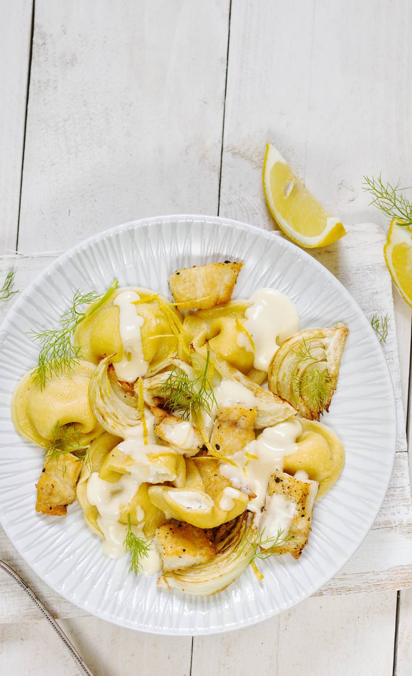 Frischkäse-tortellini mit Wolfsbarsch und Butter-Zitronensoße