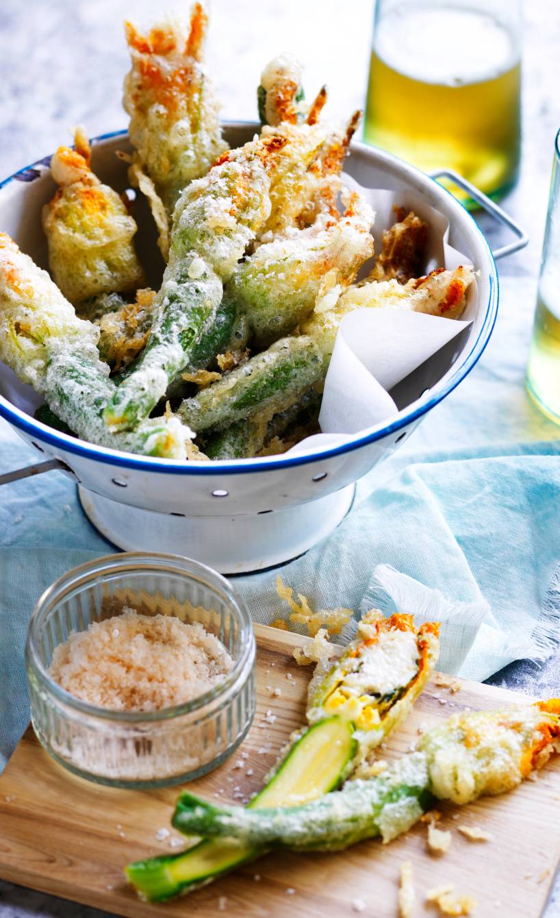 Frittierte gefüllte Zucchiniblüten