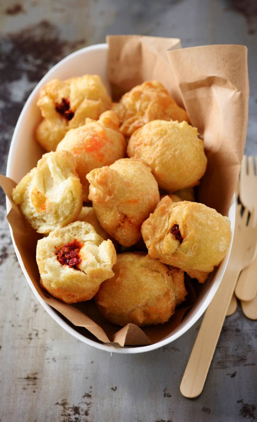 Frittiertes Gebäck mit scharfer Wurstfüllung