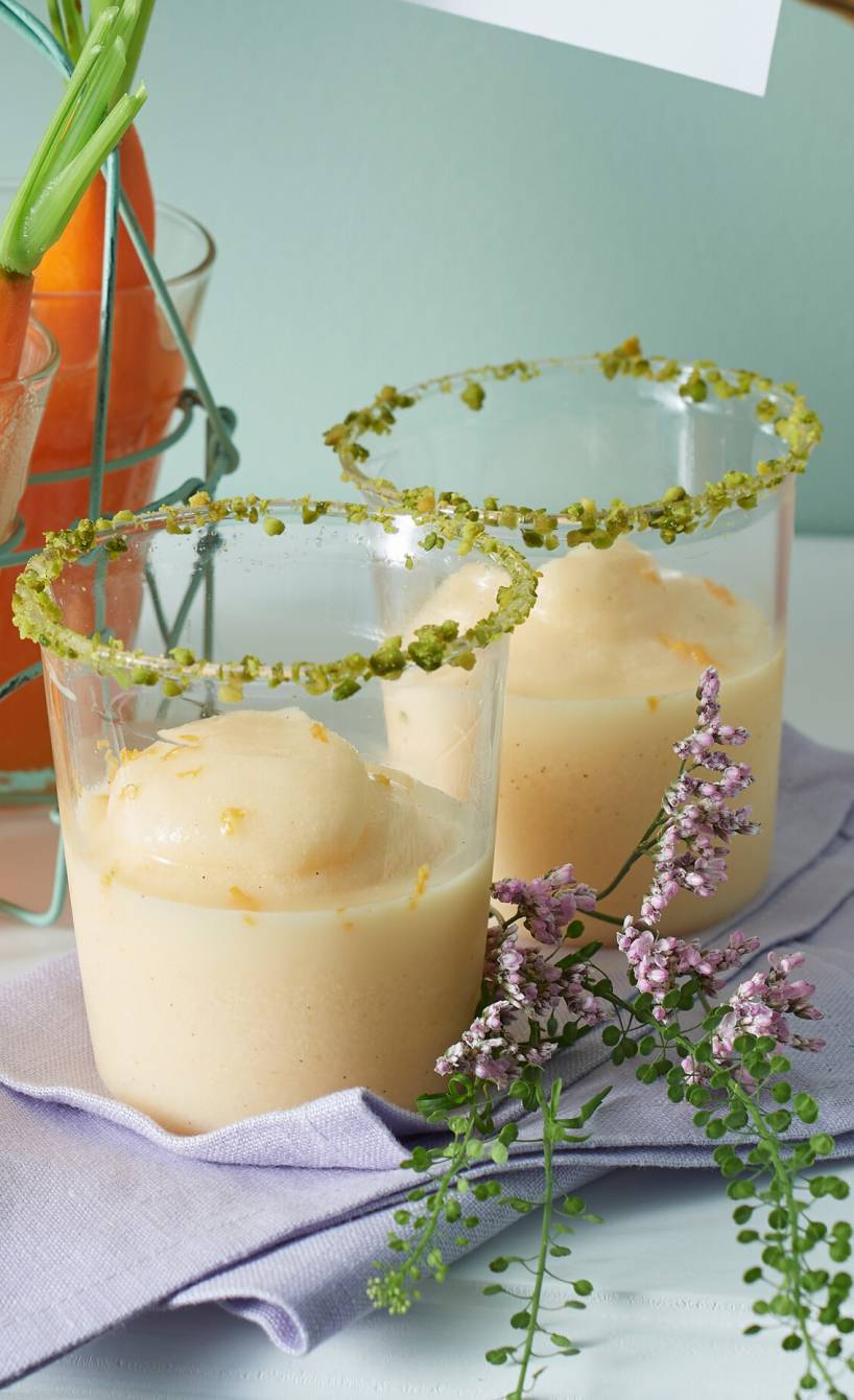 Frozen Eierlikör Dessert in vier Gläsern auf einem Tisch mit Osterdeko