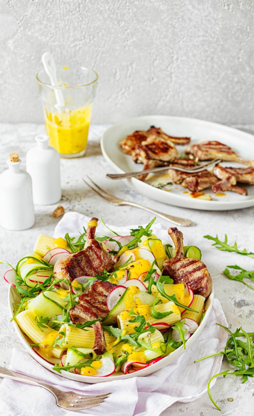 Fruchtiger Rigatonisalat mit gegrillten Lammkoteletts