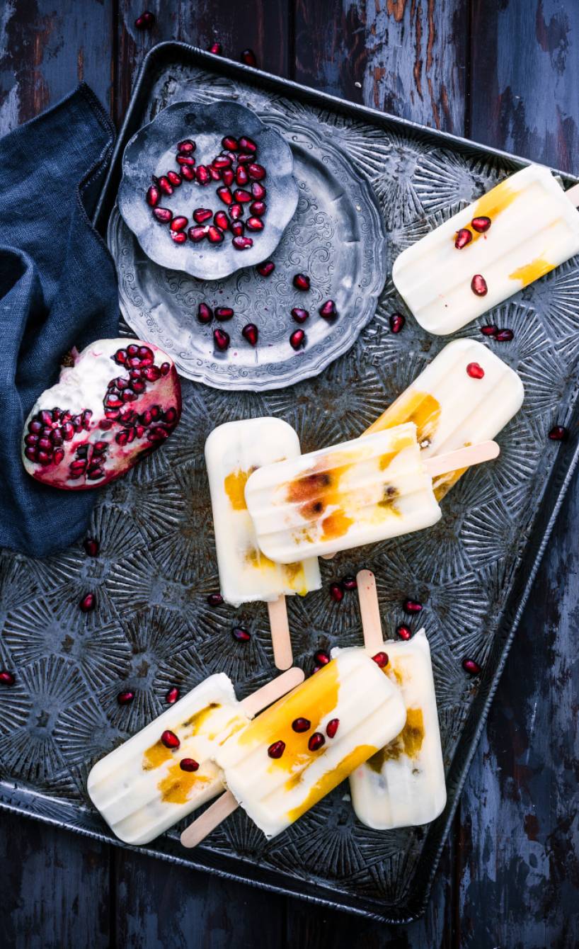 Fruchtiges Mascarponeeis am Stiel