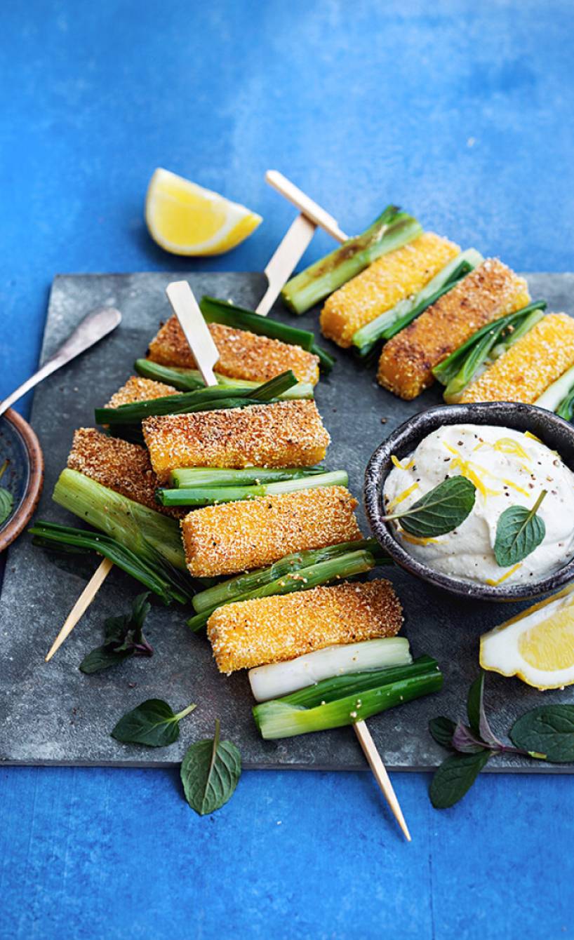 Frühlingszwiebel- Polenta-Spieße mit Zitronendip und Minze