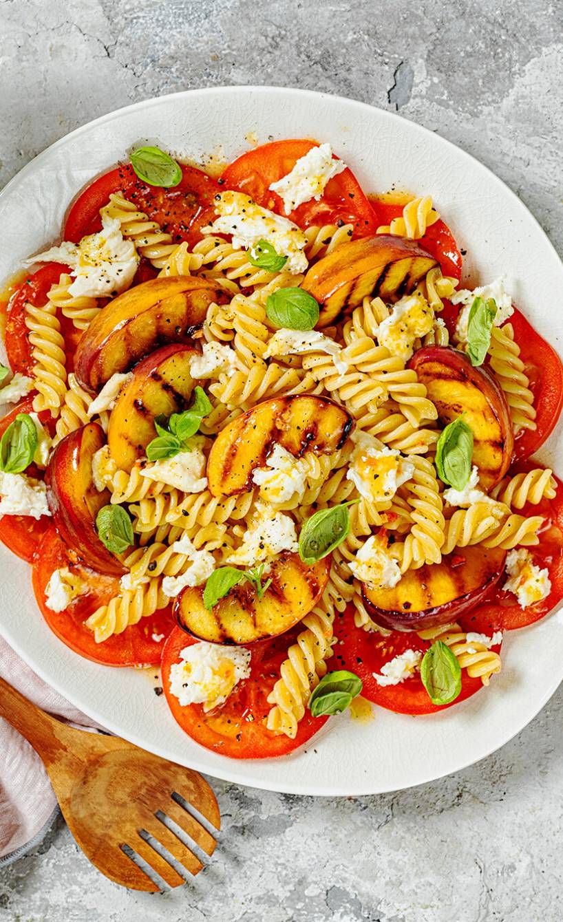 Fusilli-Caprese-Salat mit gegrillten Nektarinen