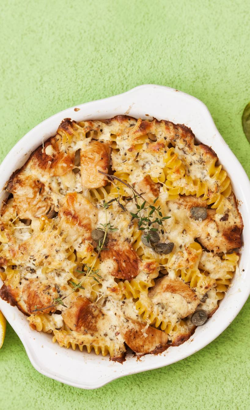 Auflauf mit Hähnchen und Nudeln von oben in einer runden Auflaufform