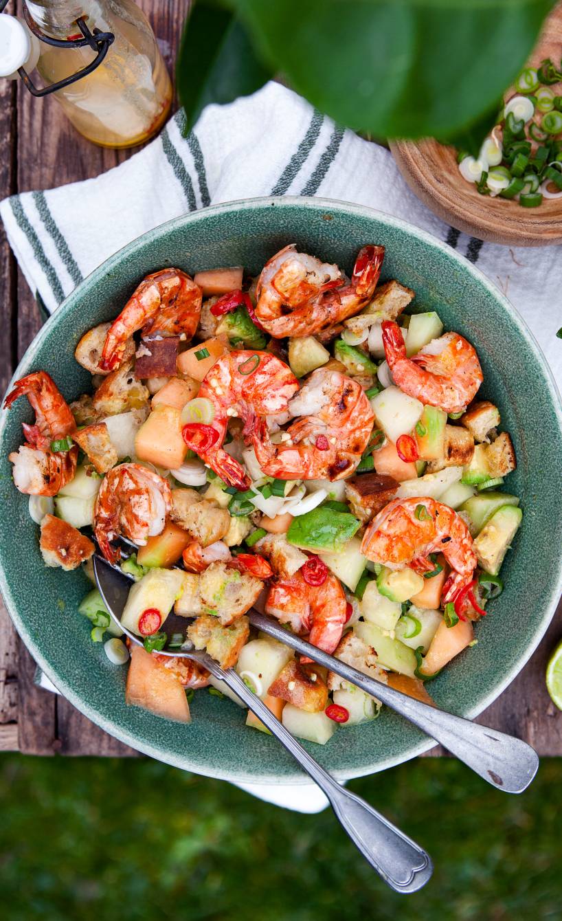 Panzanella italienischer Brotsalat aus Ciabatta, Melonen, Avocado und Garnelen in einer Salatschüssel von oben