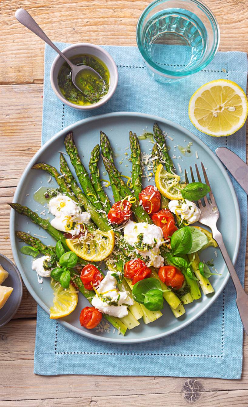 Grüner Spargel aus dem Ofen getoppt von Burrata und Kirschtomaten