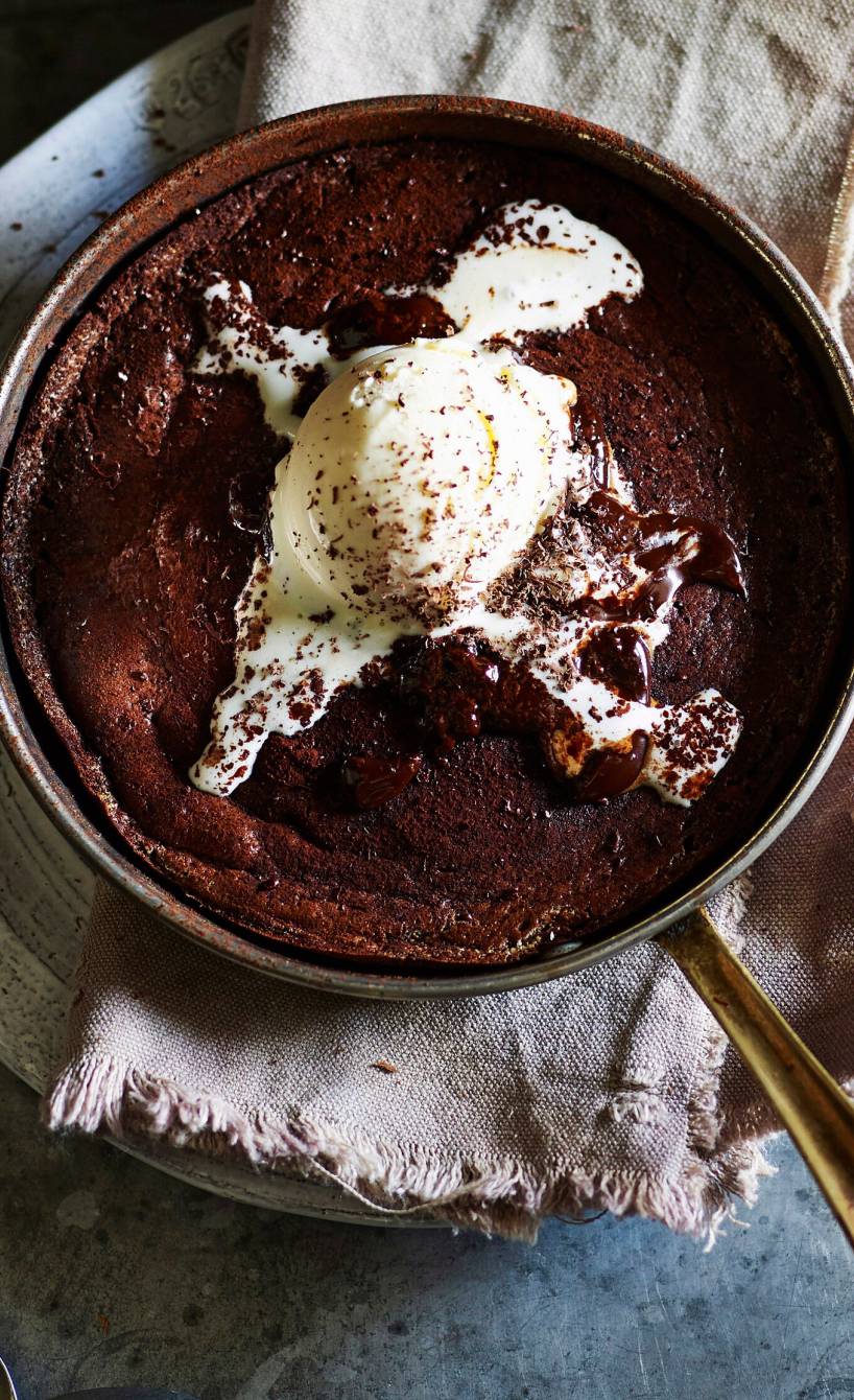Schoko-Ricotta-Pudding in einer Pfanne getoppt mit Vanilleeis auf einem Tisch