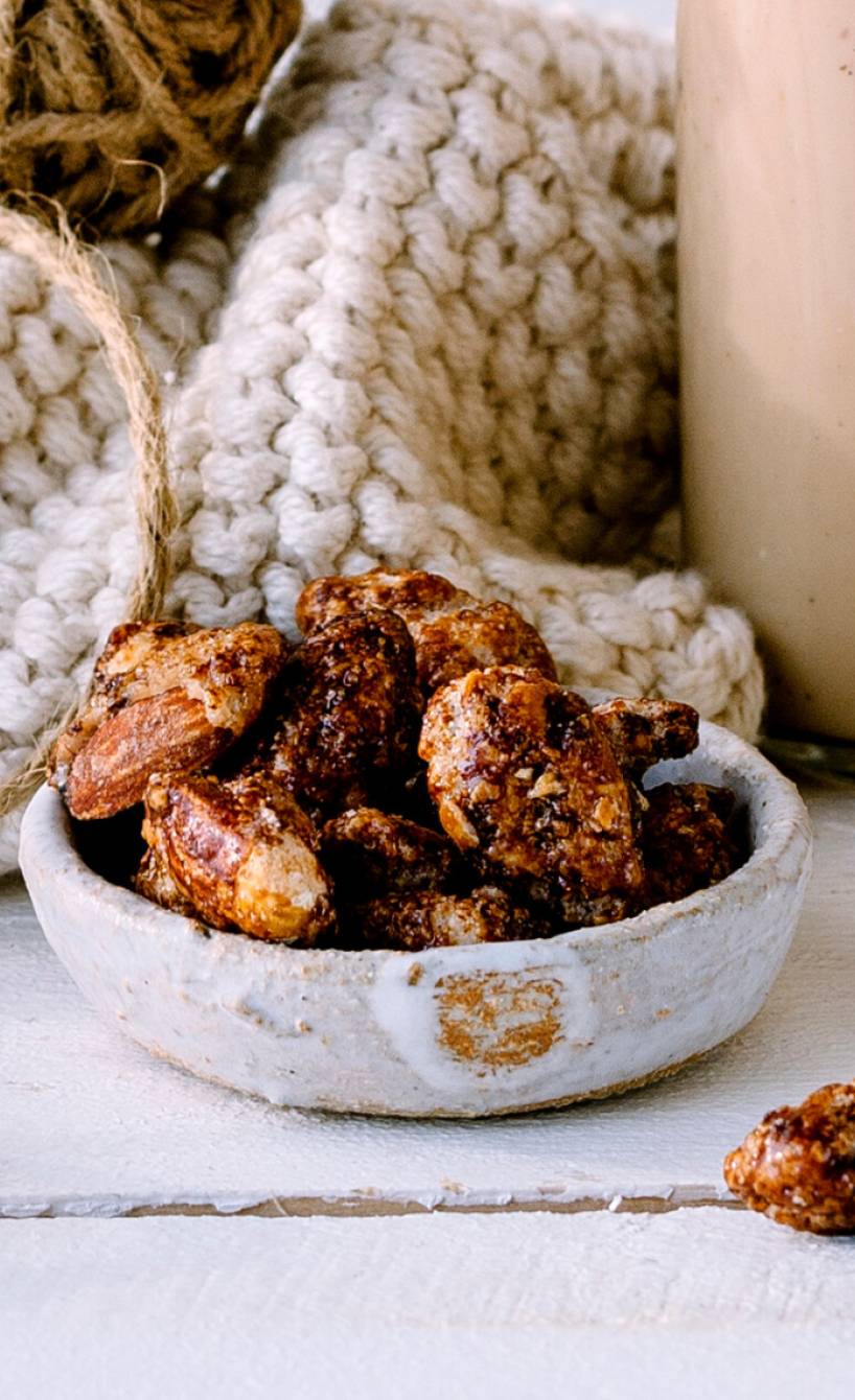 Selbst gemachte gebrannte Mandeln in einer Keramikschale auf einem Tisch