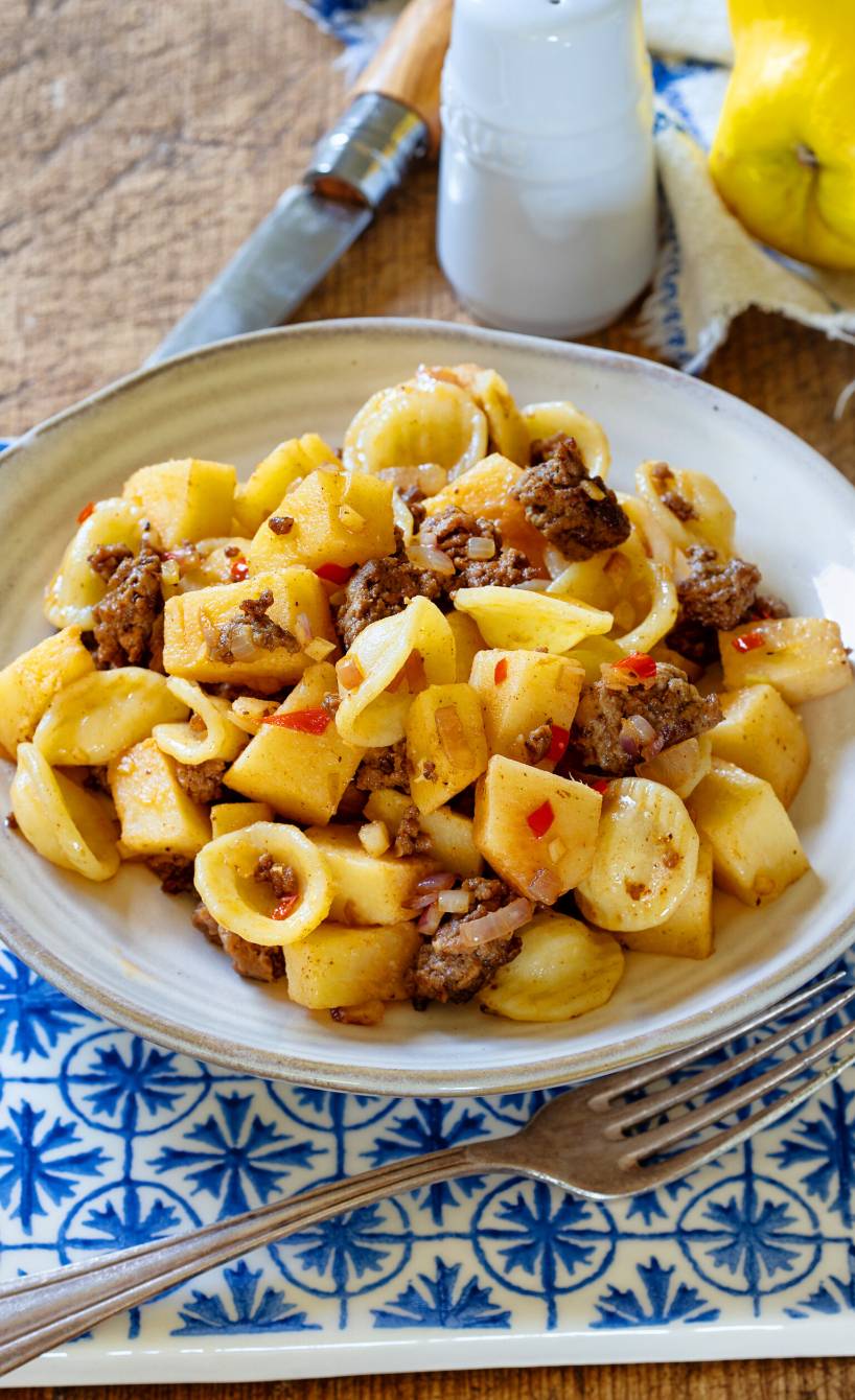Nudelpfanne aus Orechiette, Lammhackfleisch und Quitten in einem tiefen Teller