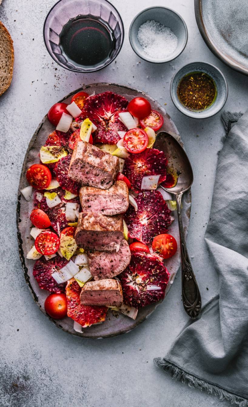 Gebratener Lammlachs auf Blutorangensalat